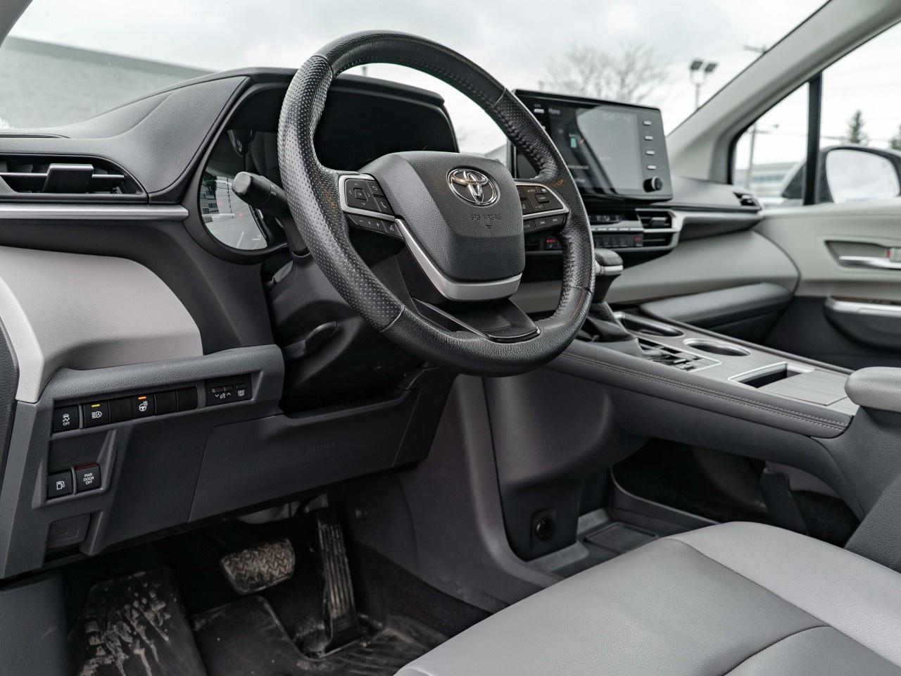 2021 Toyota Sienna XLE 7-Passenger AWD Photo