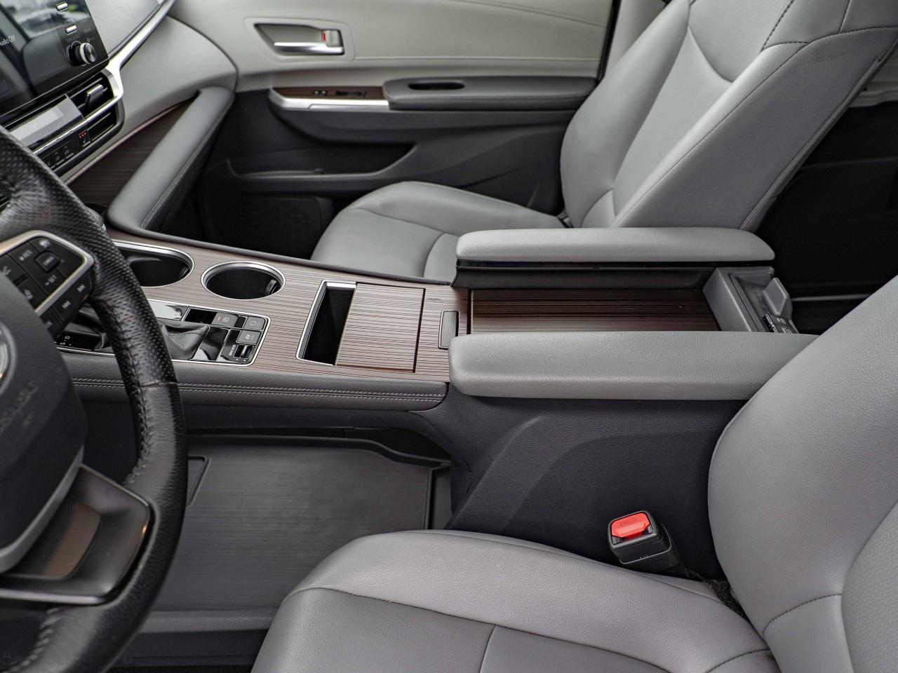 2021 Toyota Sienna XLE 7-Passenger AWD Photo