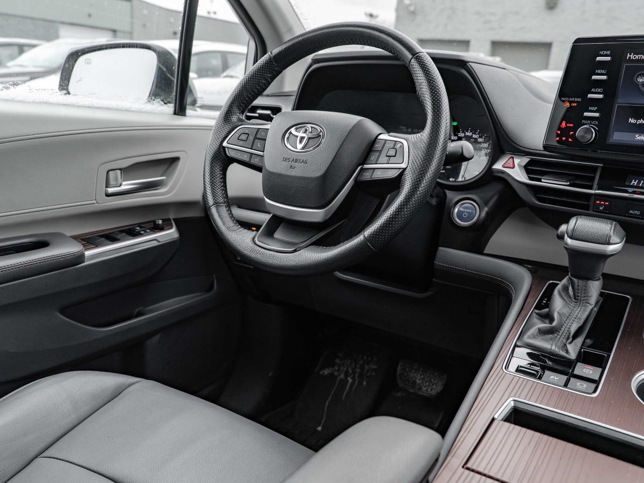 2021 Toyota Sienna XLE 7-Passenger AWD Photo