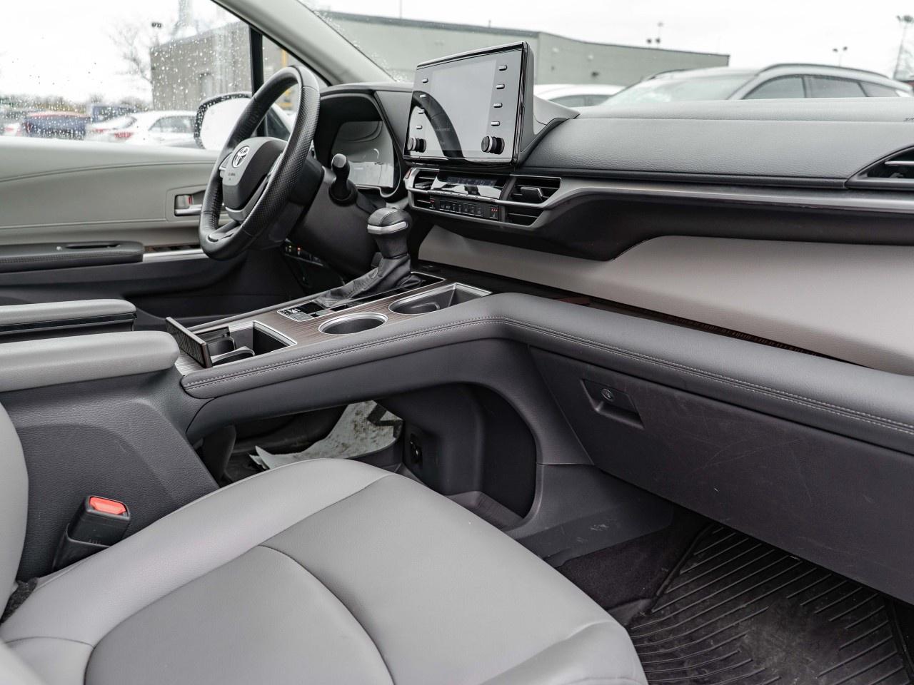 2021 Toyota Sienna XLE 7-Passenger AWD Photo