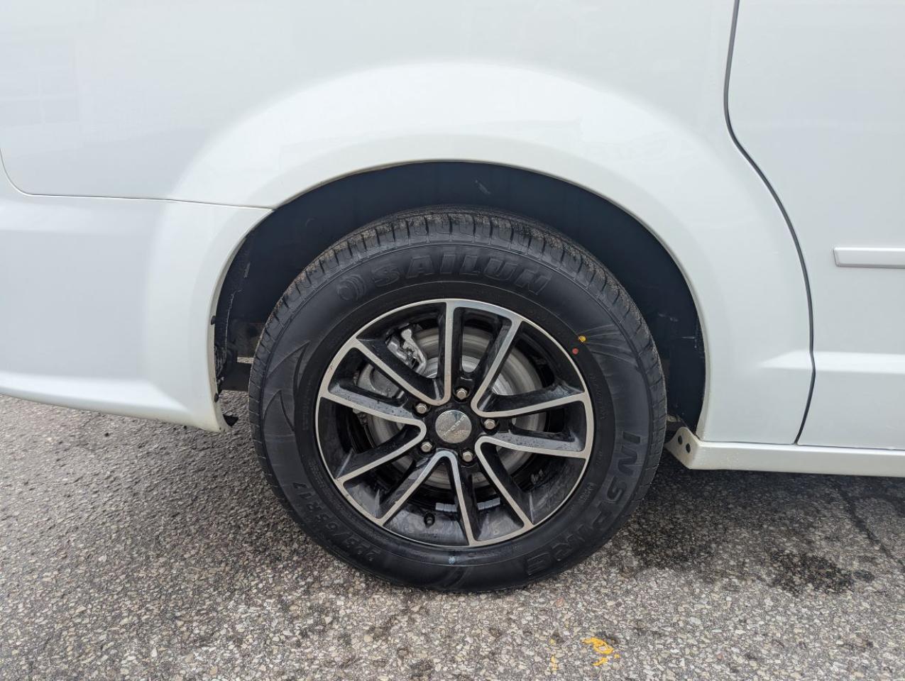 2017 Dodge Grand Caravan GT WITH POWER DOORS & REAR LIFTGATE!! Photo4