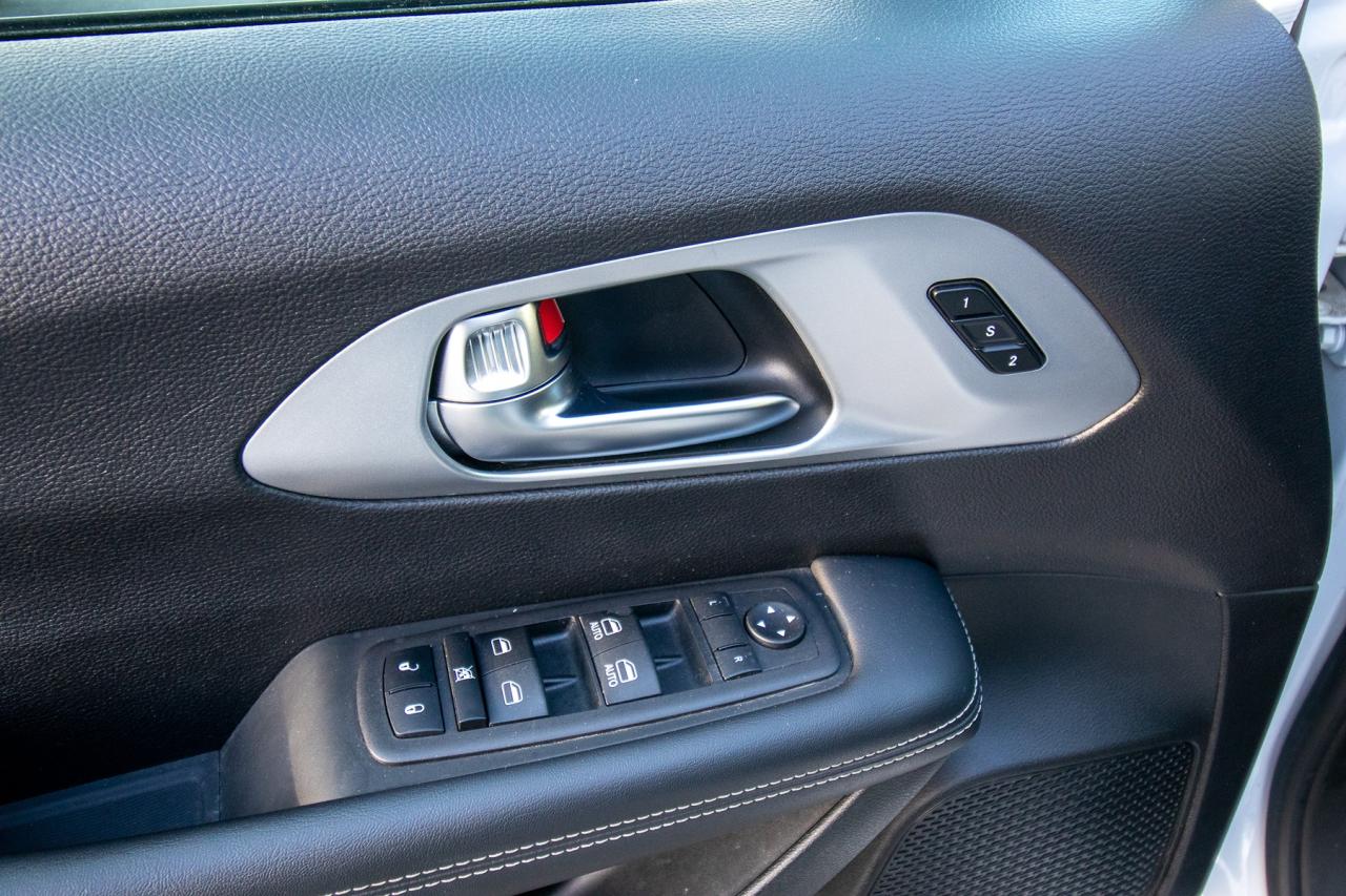 2023 Chrysler Pacifica TOURING L AWD Photo5