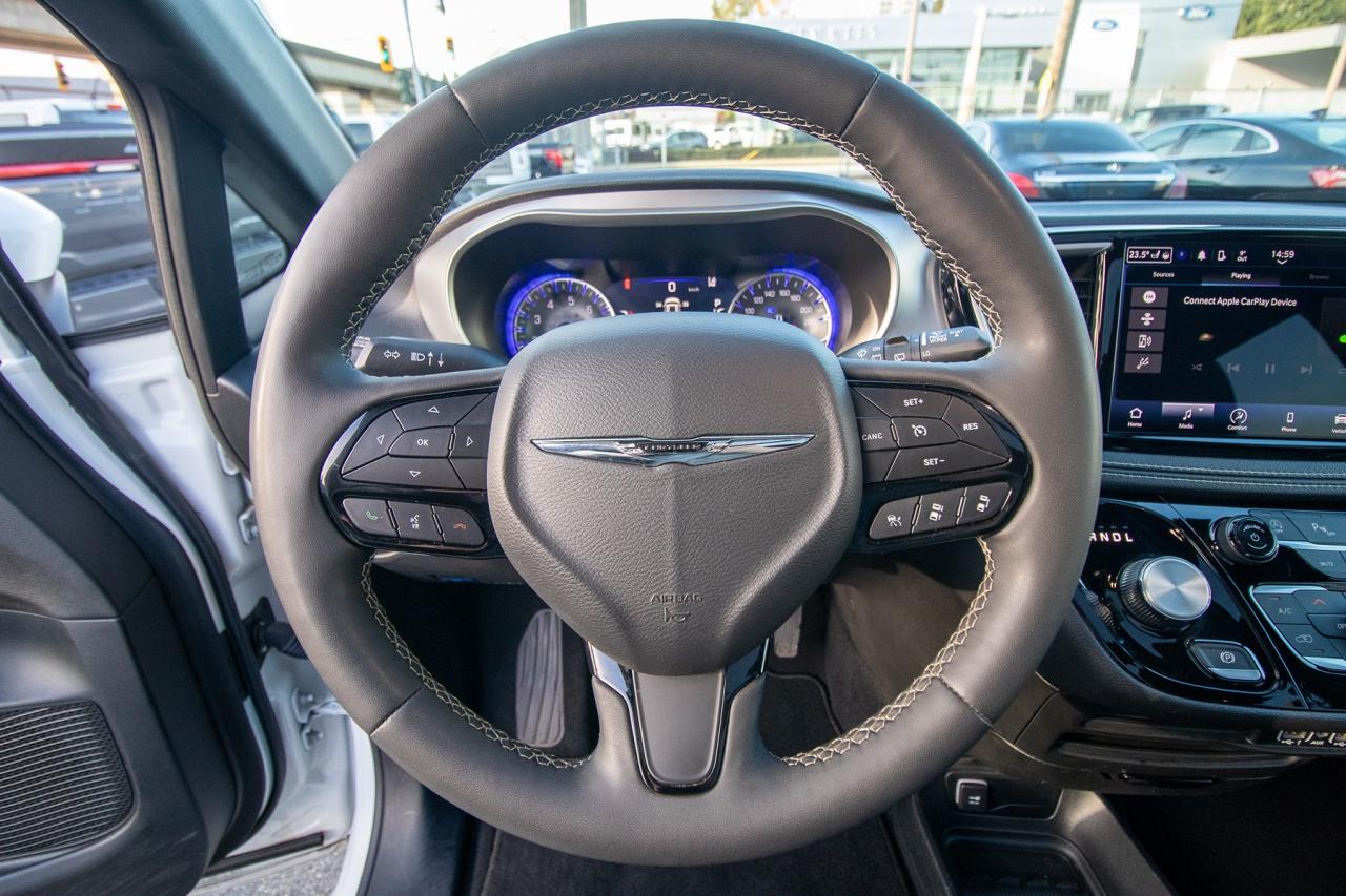 2023 Chrysler Pacifica TOURING L AWD Photo5