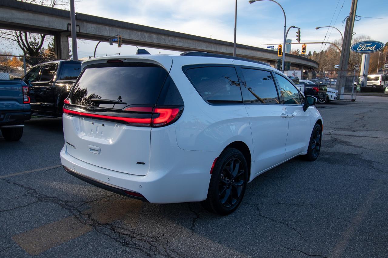 2023 Chrysler Pacifica TOURING L AWD Photo5