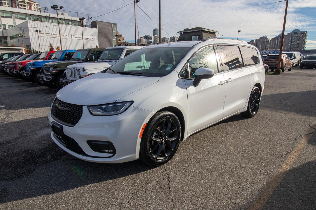 2023 Chrysler Pacifica Touring L Photo2