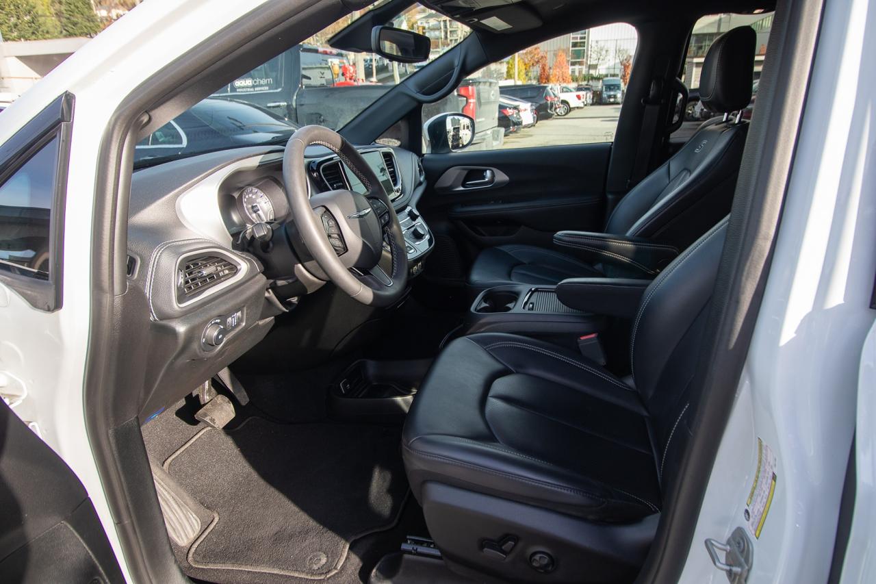 2023 Chrysler Pacifica Touring L Photo5