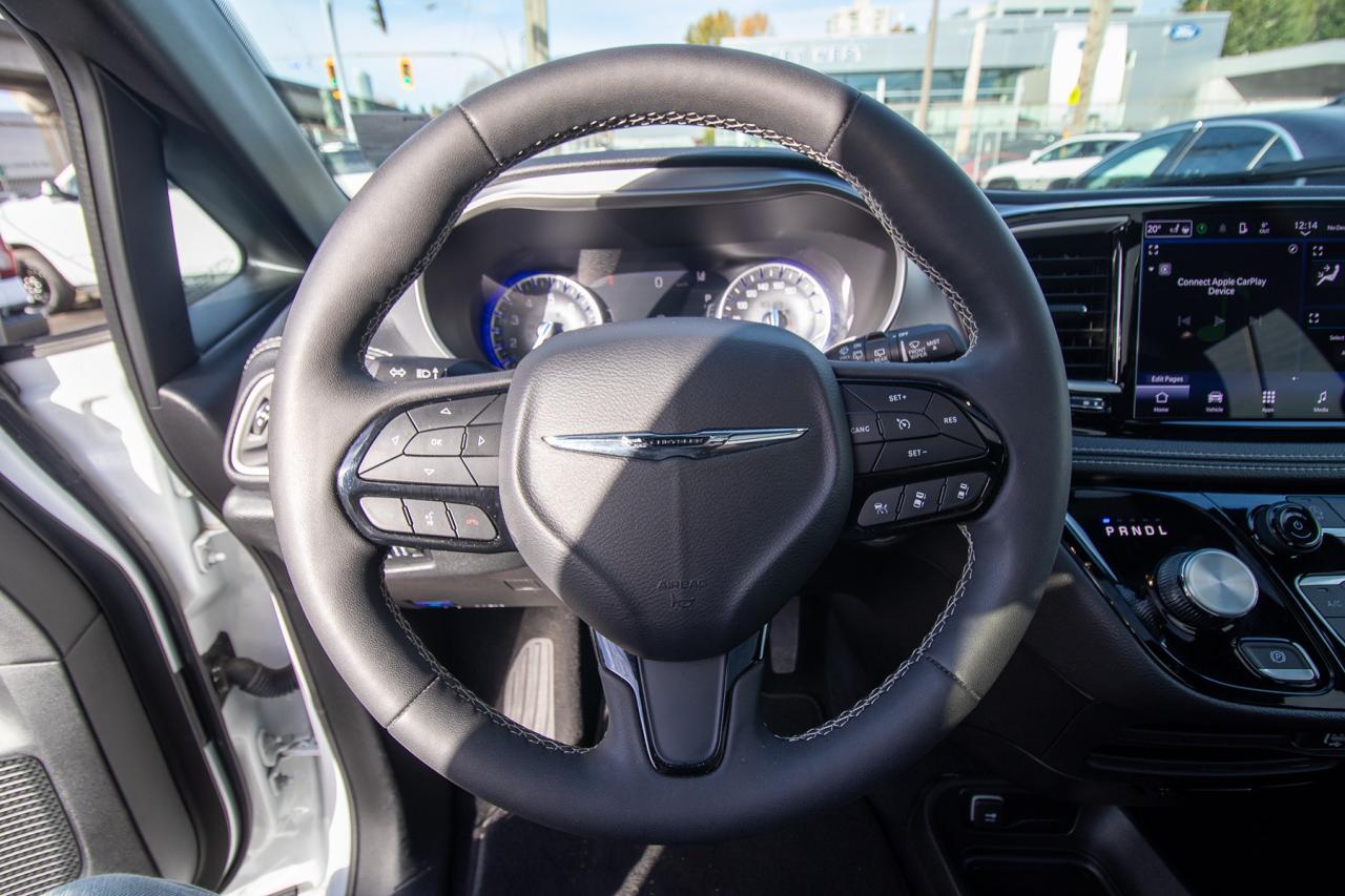 2023 Chrysler Pacifica Touring L Photo5