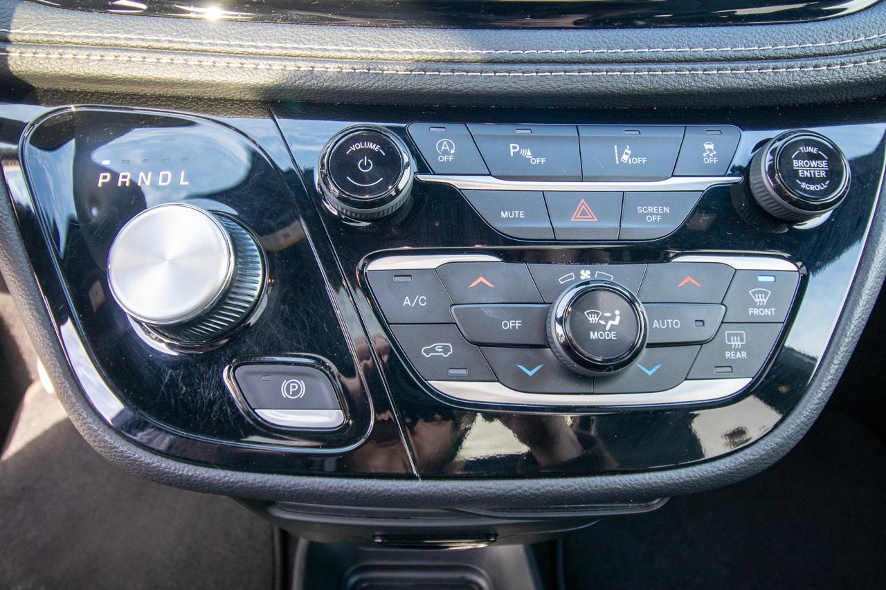 2023 Chrysler Pacifica Touring L Photo5