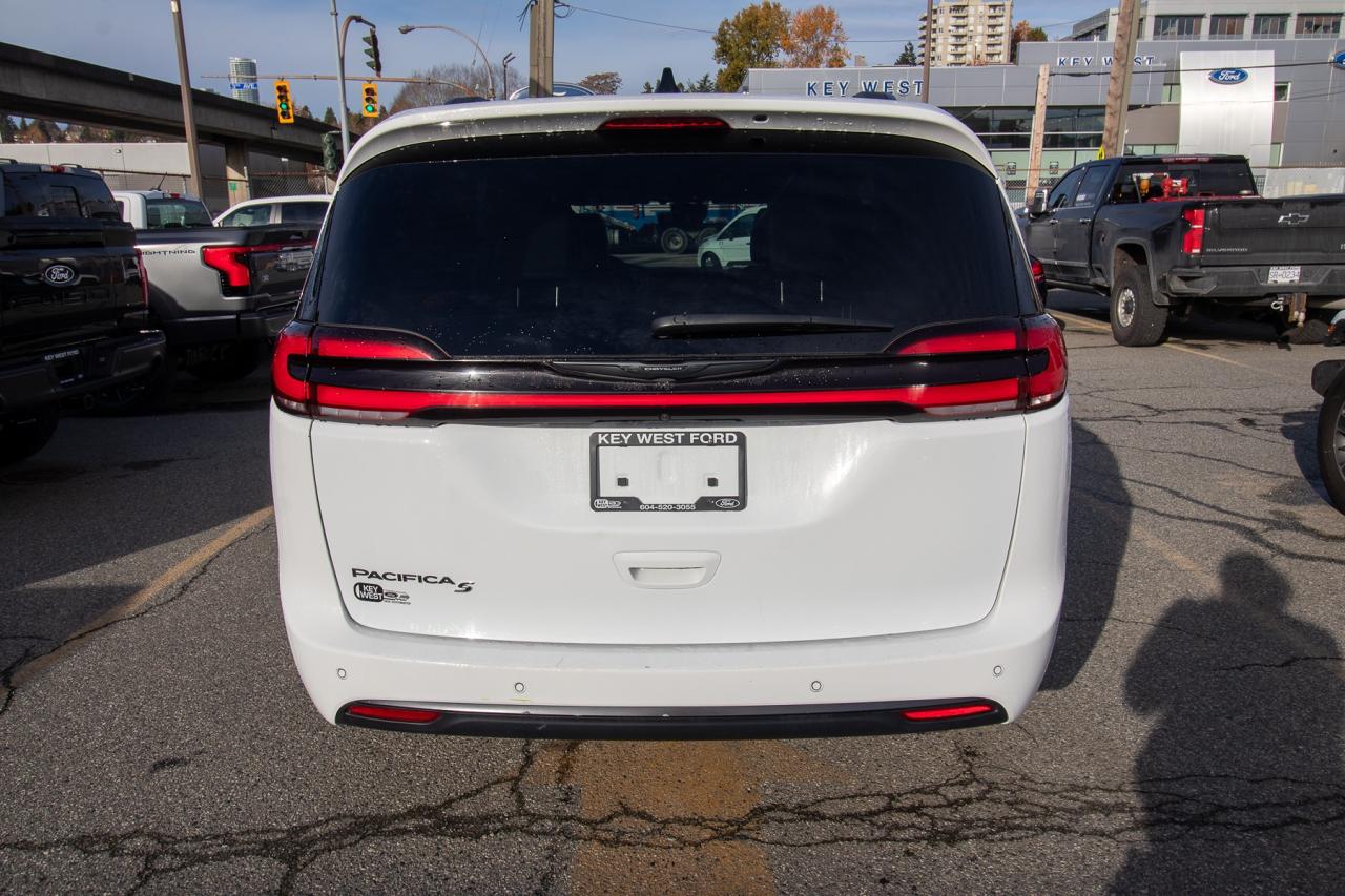 2023 Chrysler Pacifica Touring L Photo5