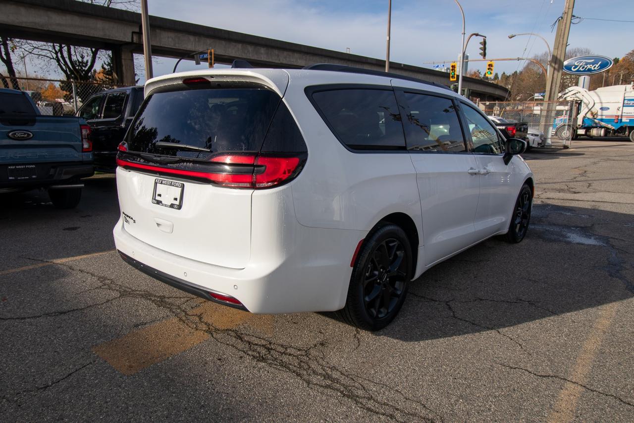 2023 Chrysler Pacifica Touring L Photo5