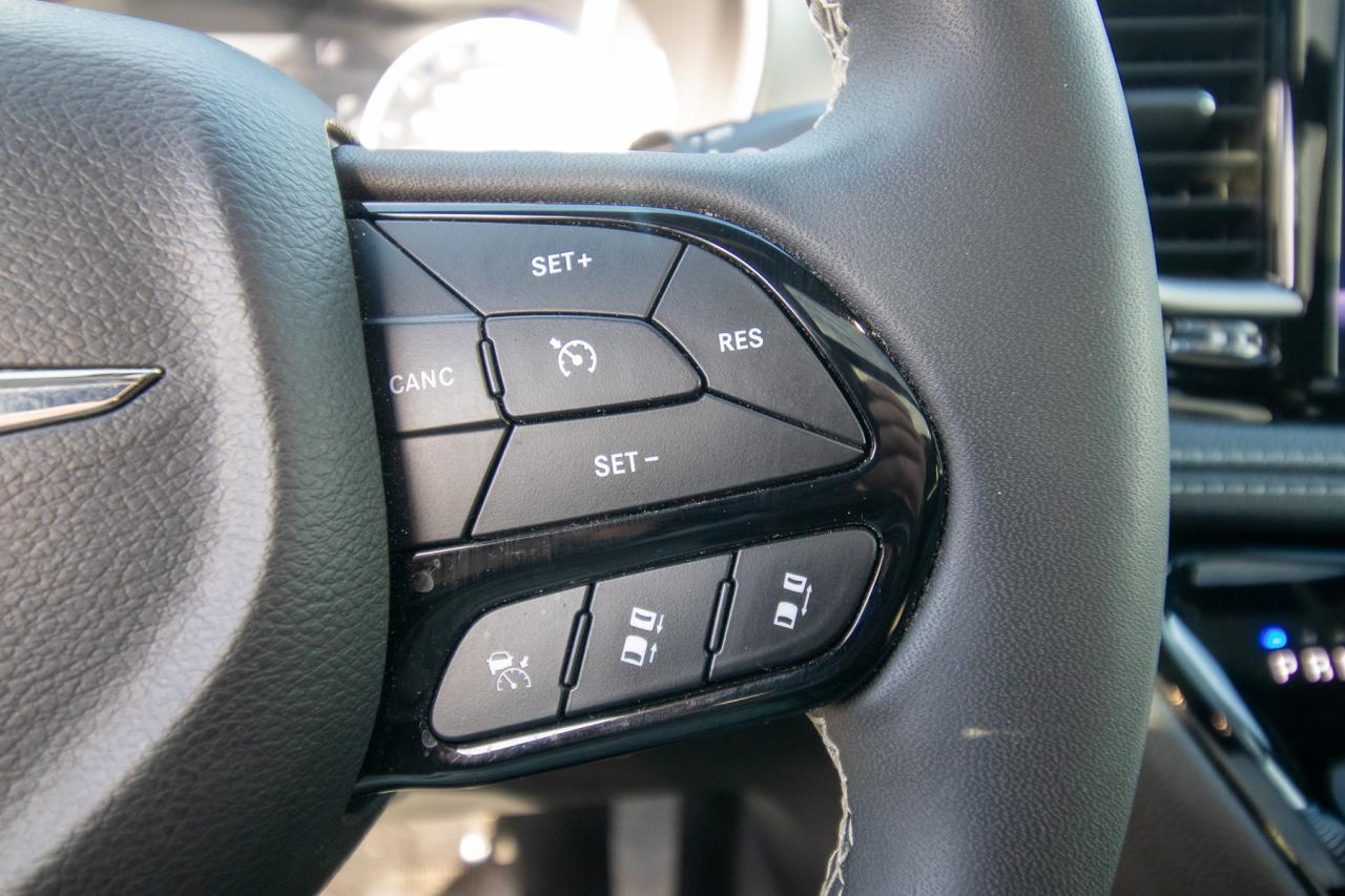 2023 Chrysler Pacifica Touring L Photo5