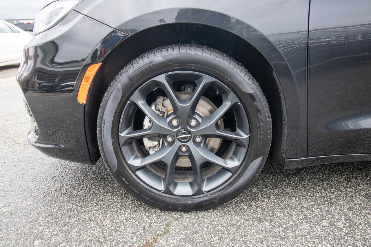 2023 Chrysler Pacifica Touring L Photo5