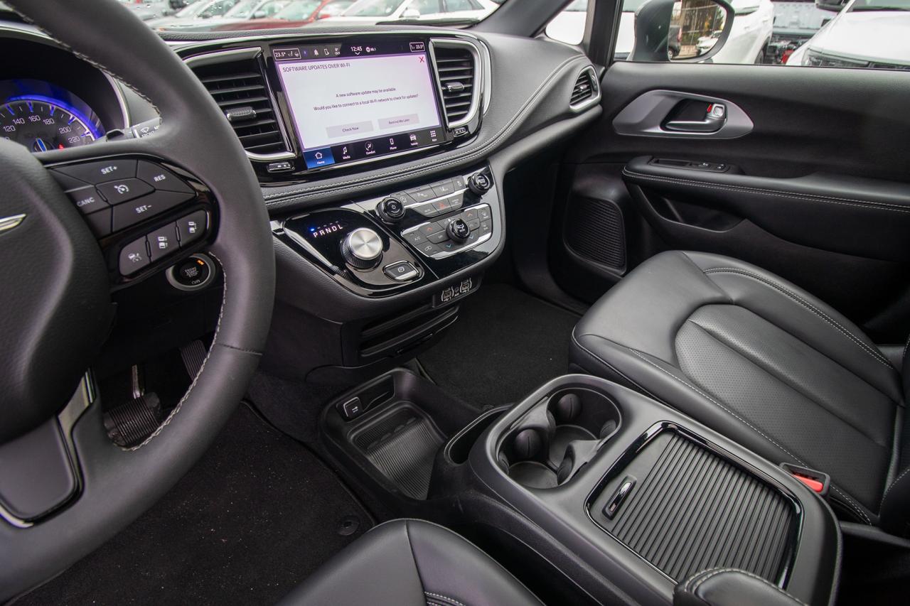 2023 Chrysler Pacifica Touring L Photo5