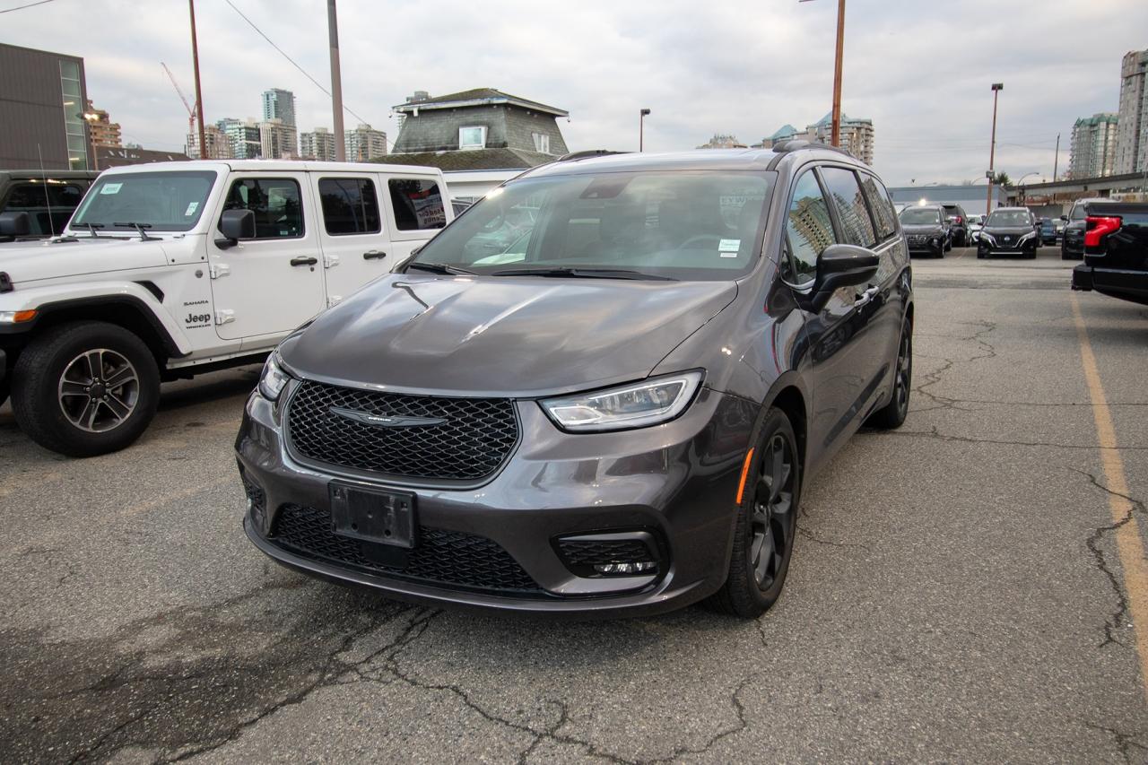 2023 Chrysler Pacifica Touring L Photo0
