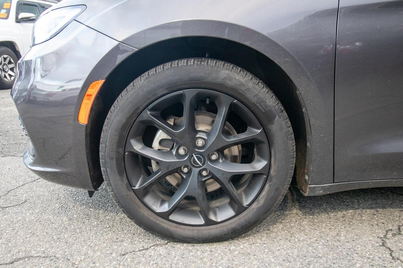 2023 Chrysler Pacifica Touring L Photo5