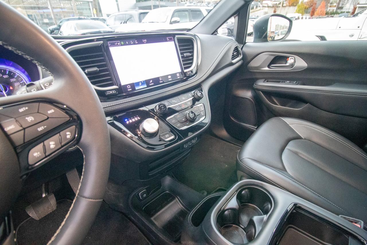 2023 Chrysler Pacifica Touring L Photo5