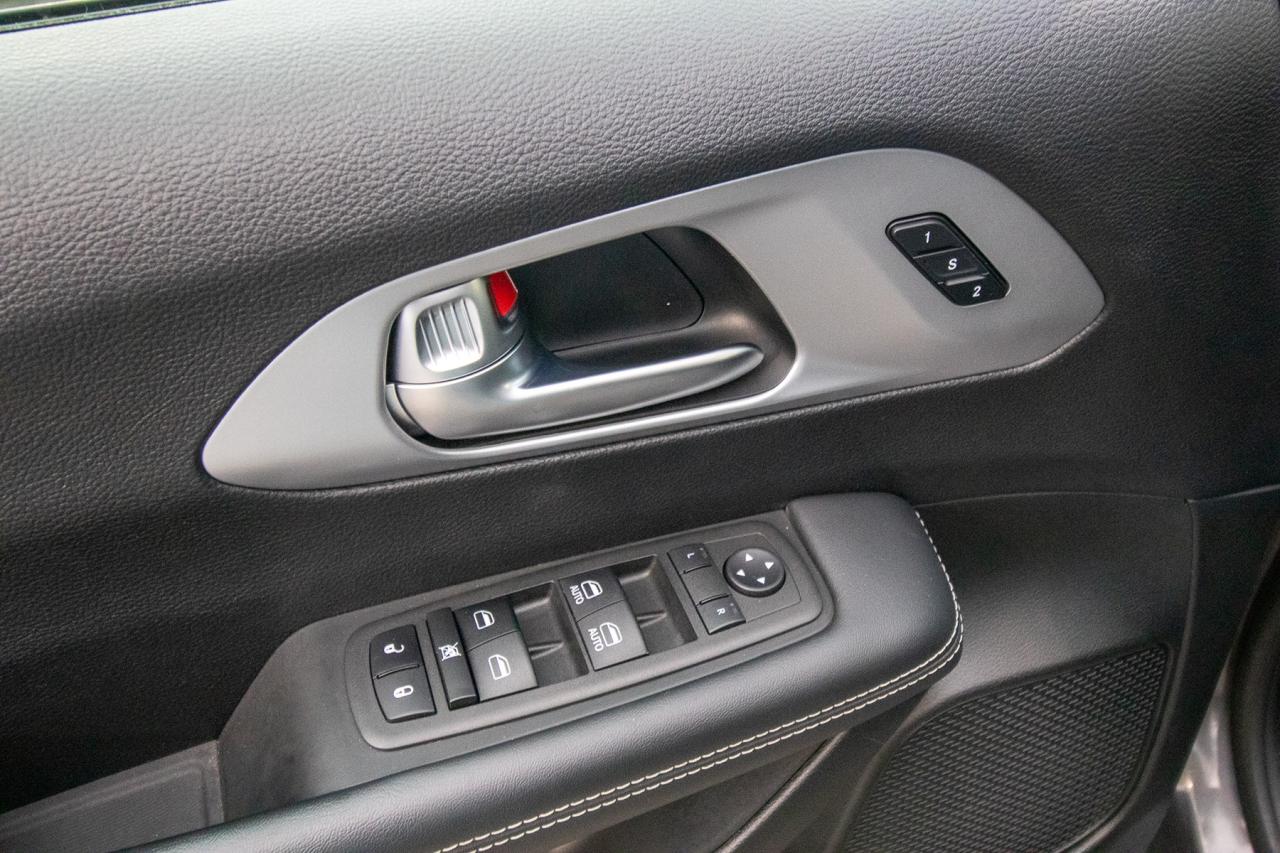 2023 Chrysler Pacifica Touring L Photo5