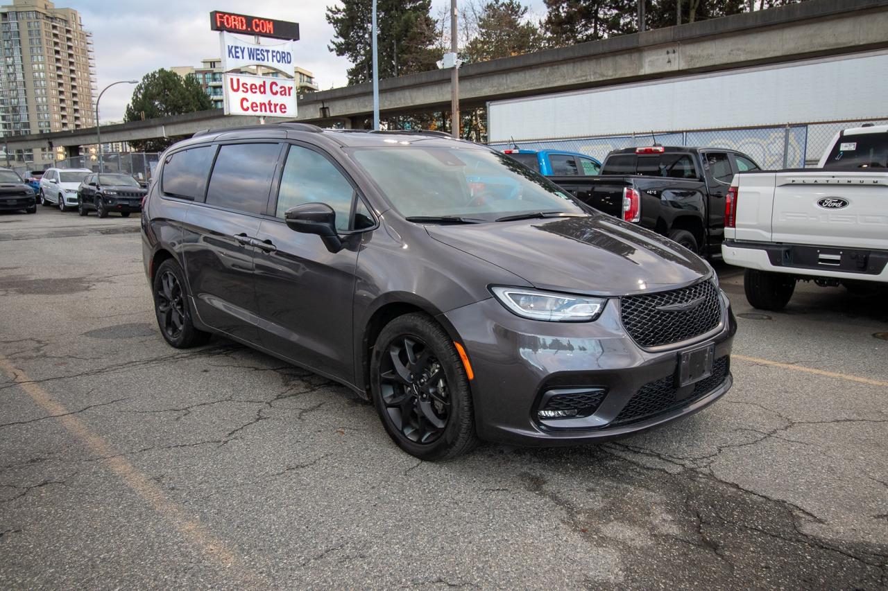 2023 Chrysler Pacifica Touring L Photo3