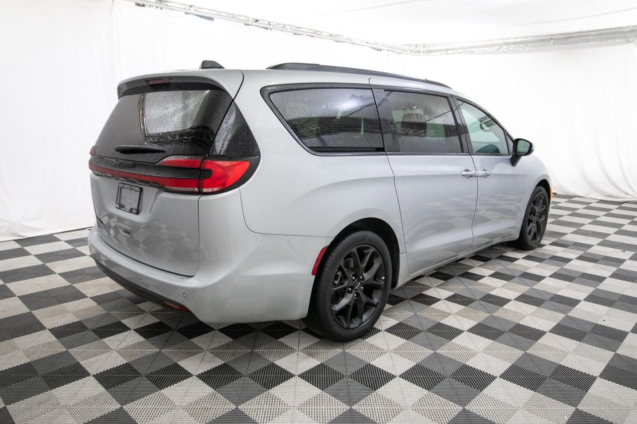 2023 Chrysler Pacifica Touring L Photo5
