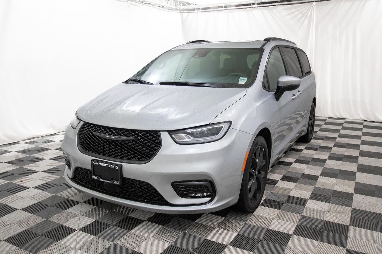 2023 Chrysler Pacifica Touring L Photo2