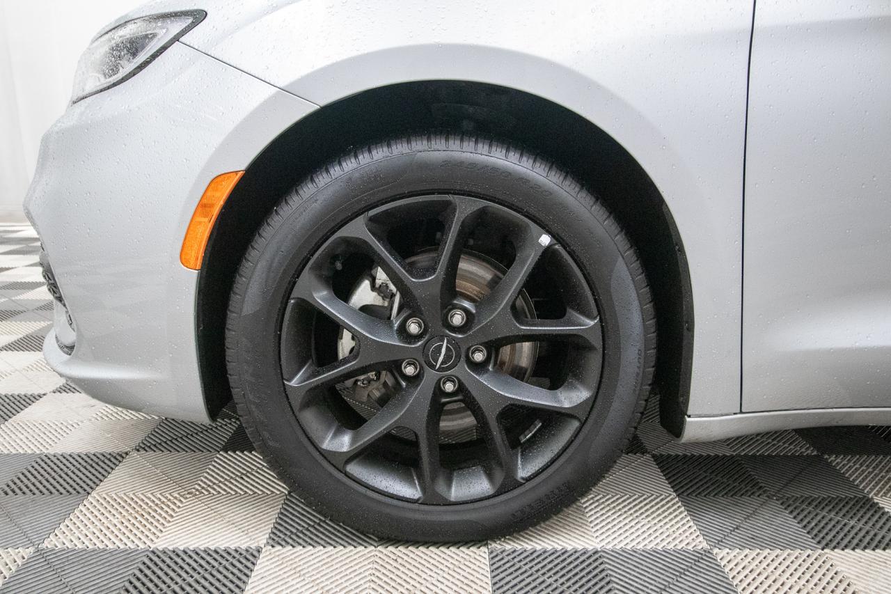 2023 Chrysler Pacifica Touring L Photo5