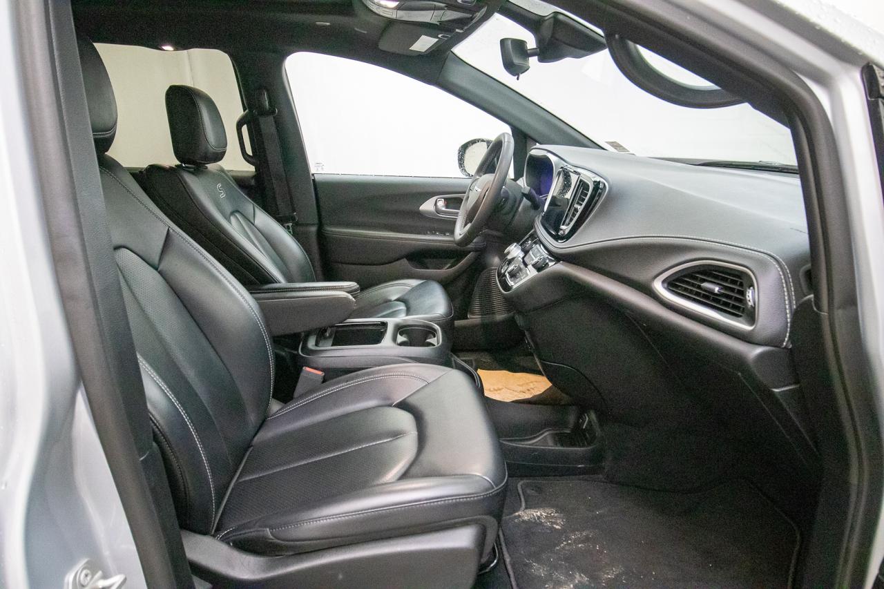2023 Chrysler Pacifica Touring L Photo5