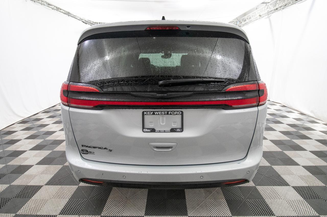 2023 Chrysler Pacifica Touring L Photo5