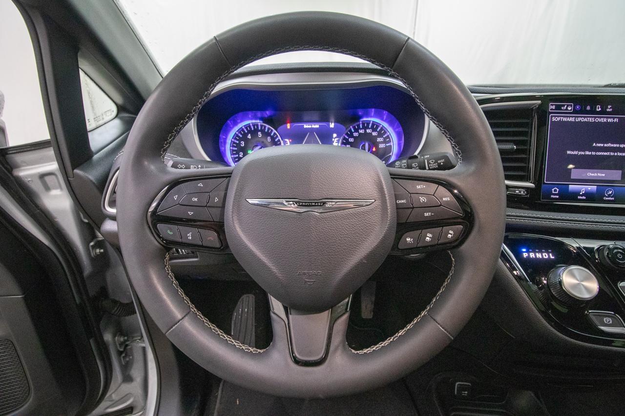 2023 Chrysler Pacifica Touring L Photo5