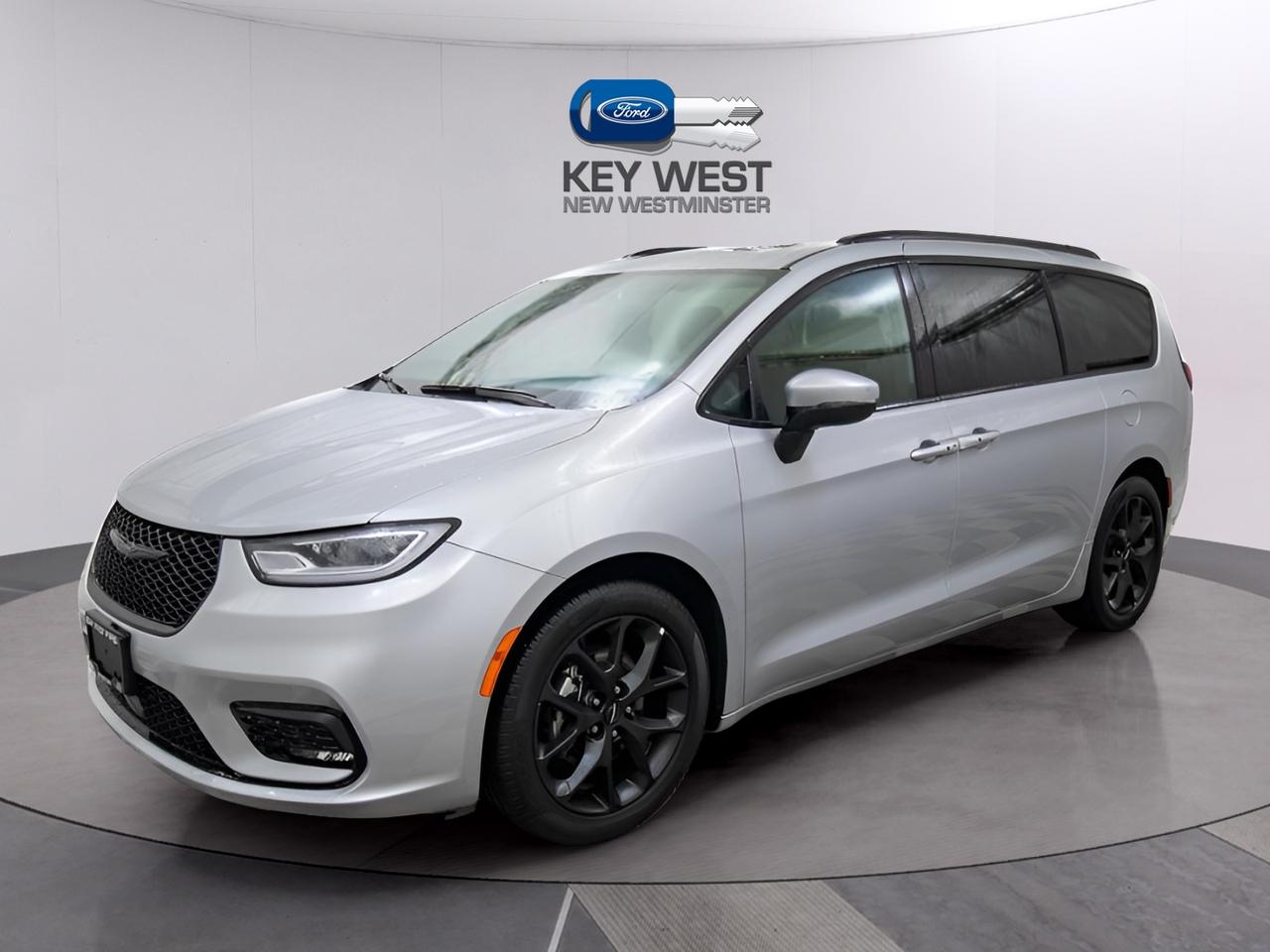 2023 Chrysler Pacifica Touring L Photo1