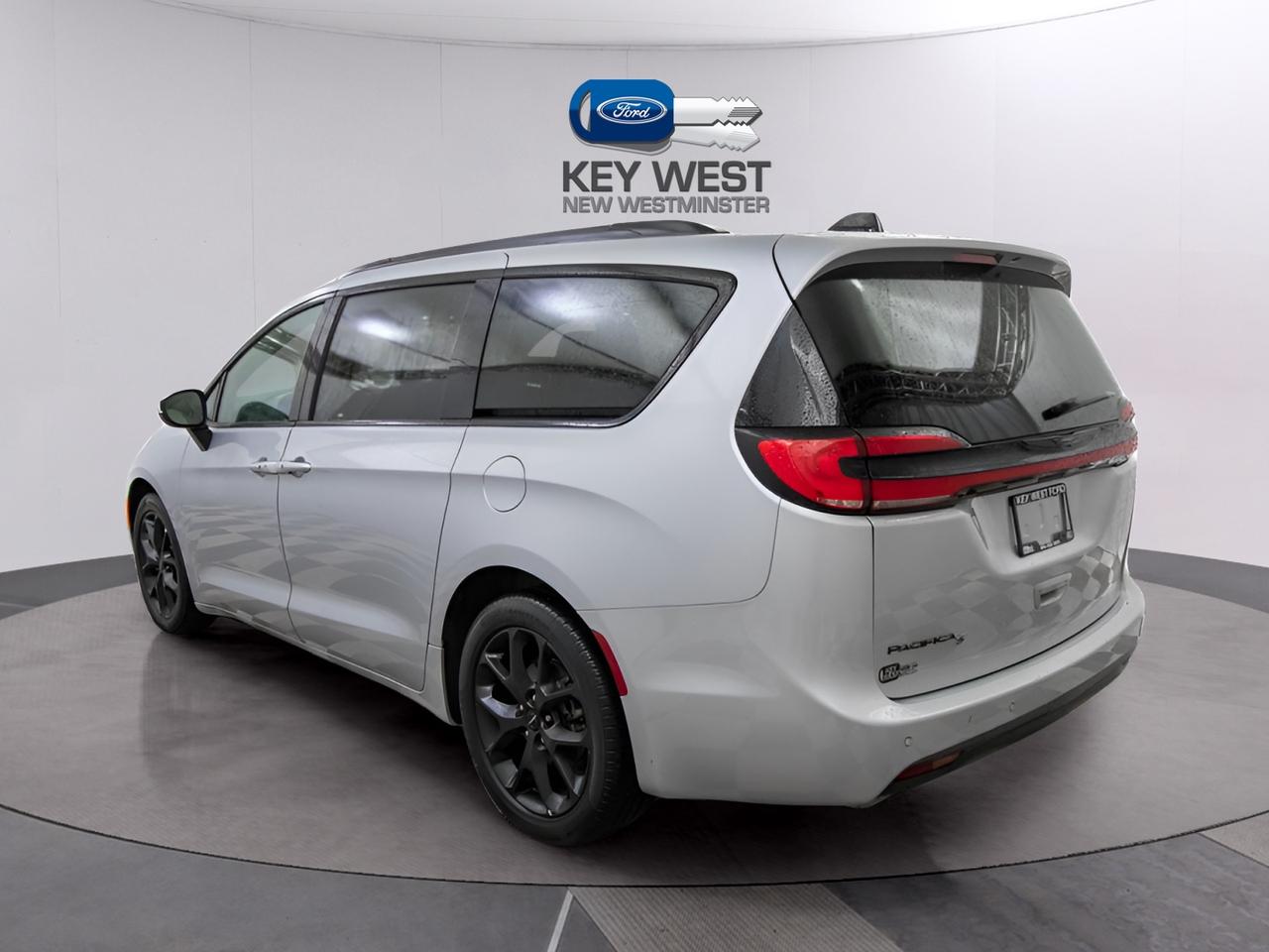 2023 Chrysler Pacifica Touring L Photo3