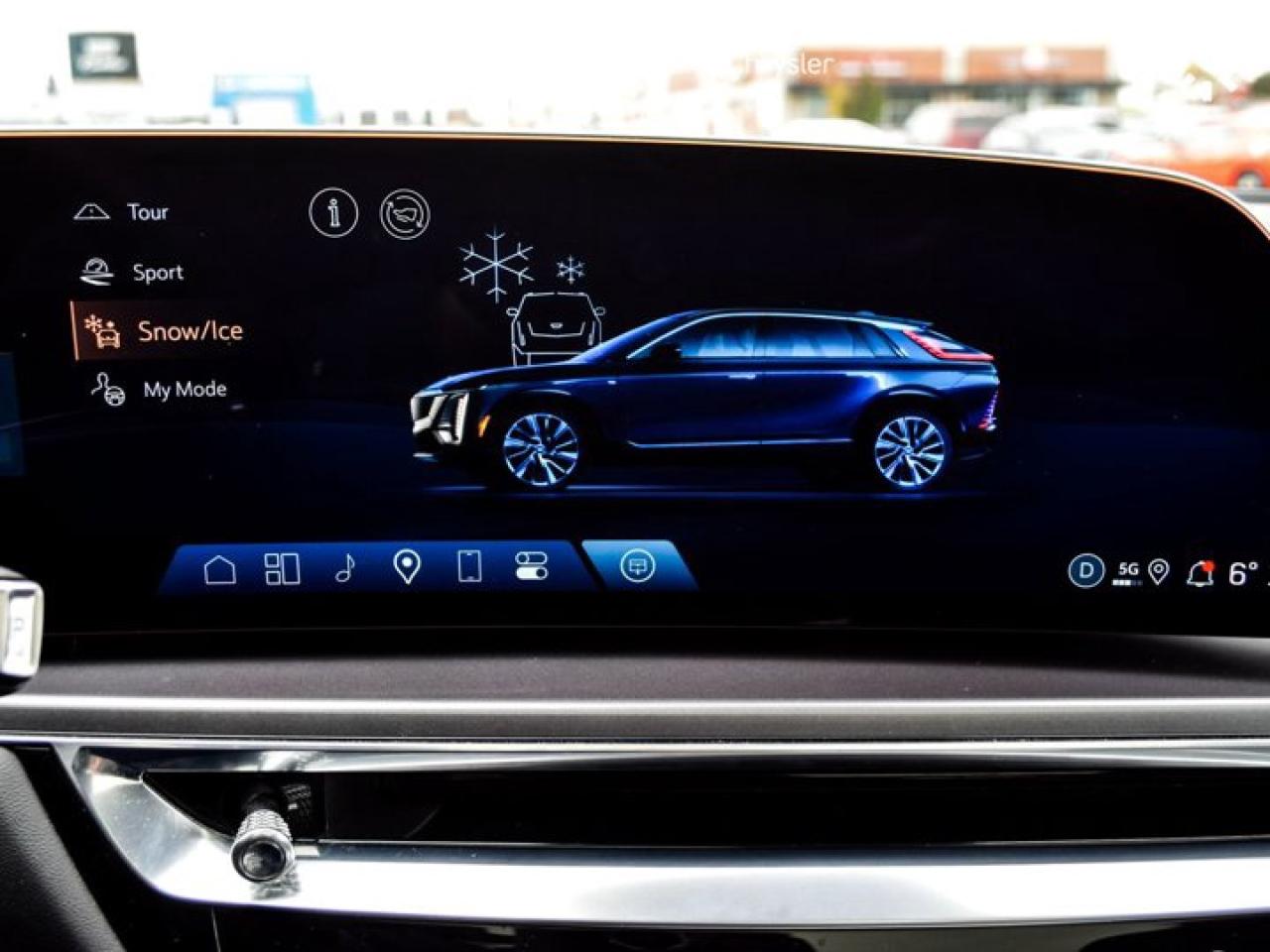 2024 Cadillac LYRIQ Tech 33"Display Glass Roof w/Power Sahade Blind Spot R-Start Photo4