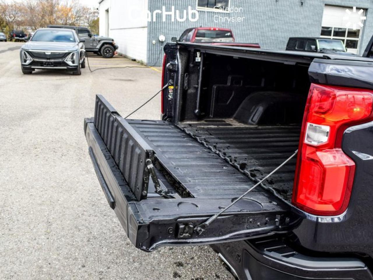 2023 Chevrolet Silverado 1500 High Country 4WD Crew Cab 147" 6.2L Leather Multi Pro Tailgate Sunroof Photo