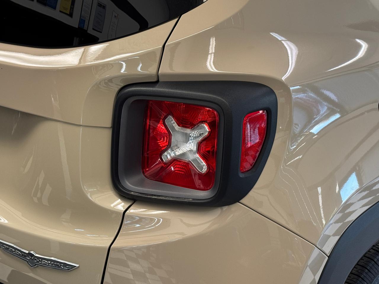 2017 Jeep Renegade 4WD 4dr Deserthawk+New Tires+Camera+CLEAN CARFAX Photo64