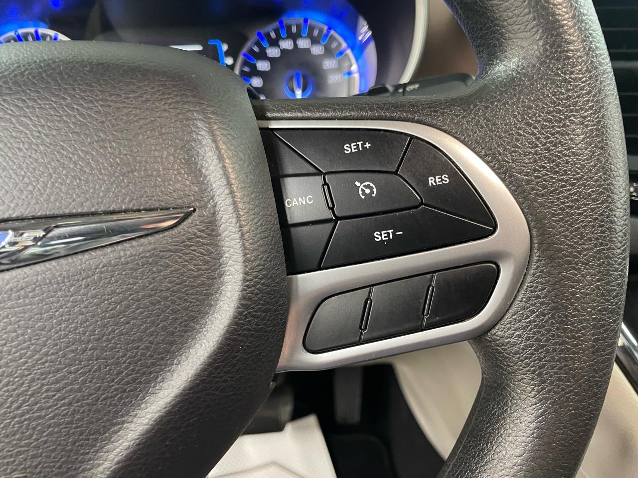 2017 Chrysler Pacifica LX Photo9