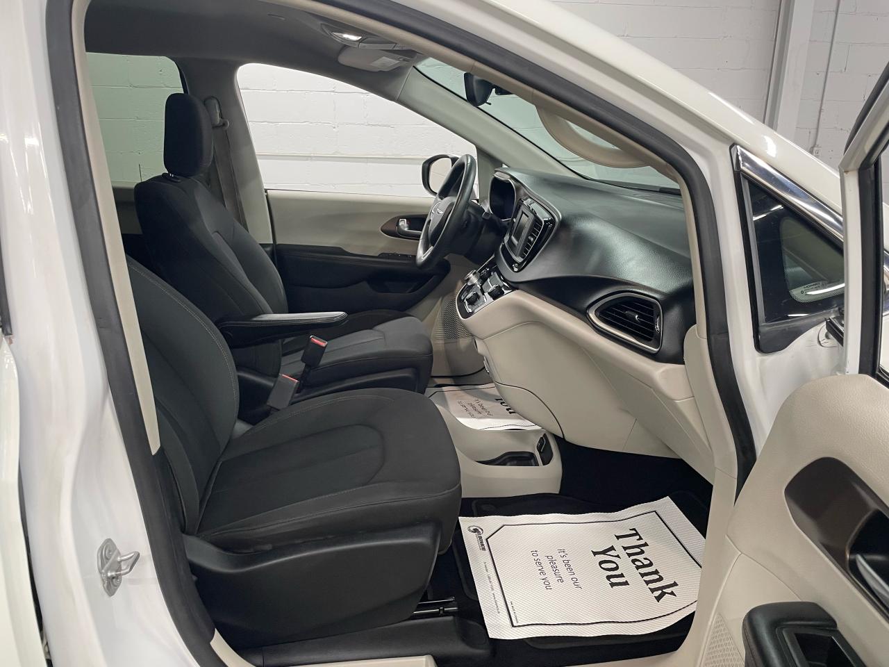 2017 Chrysler Pacifica LX Photo13