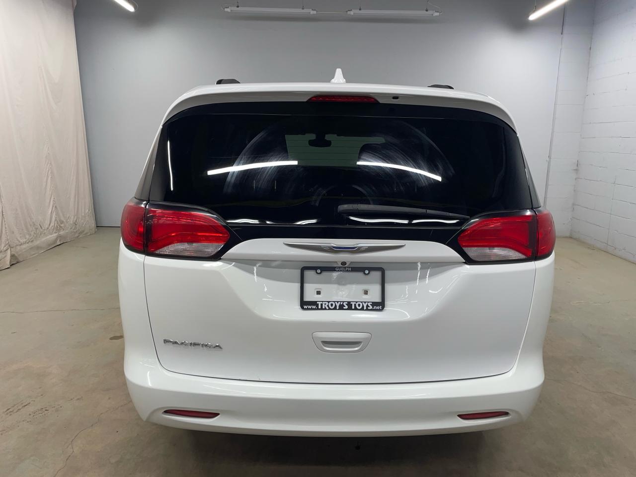 2017 Chrysler Pacifica LX Photo4