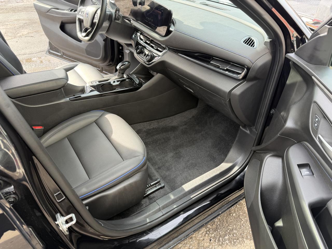 2024 Buick Envista Sport Touring LOW KM! LEATHER, SUNROOF, HTD SEATS! Photo