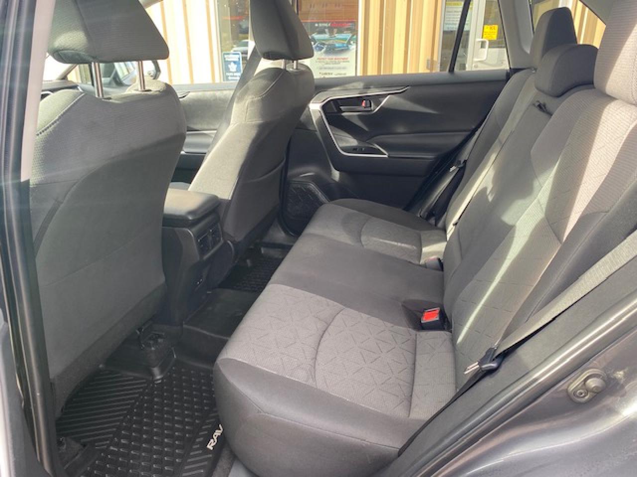 2022 Toyota RAV4 LE 4WD - Photo #9