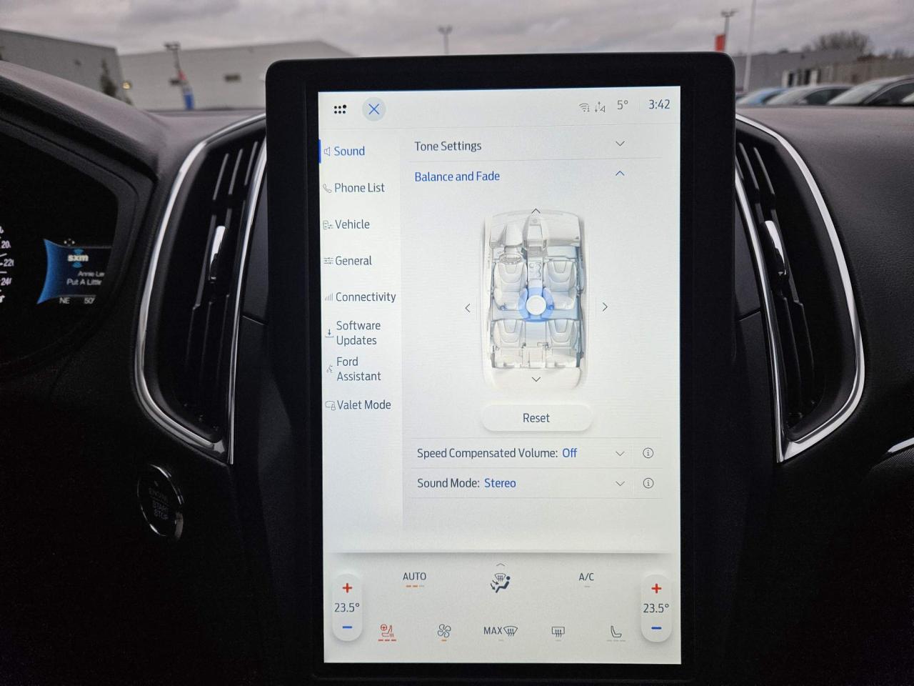 2024 Ford Edge Titanium Leather | Panoramic Roof | 19" Wheels Photo