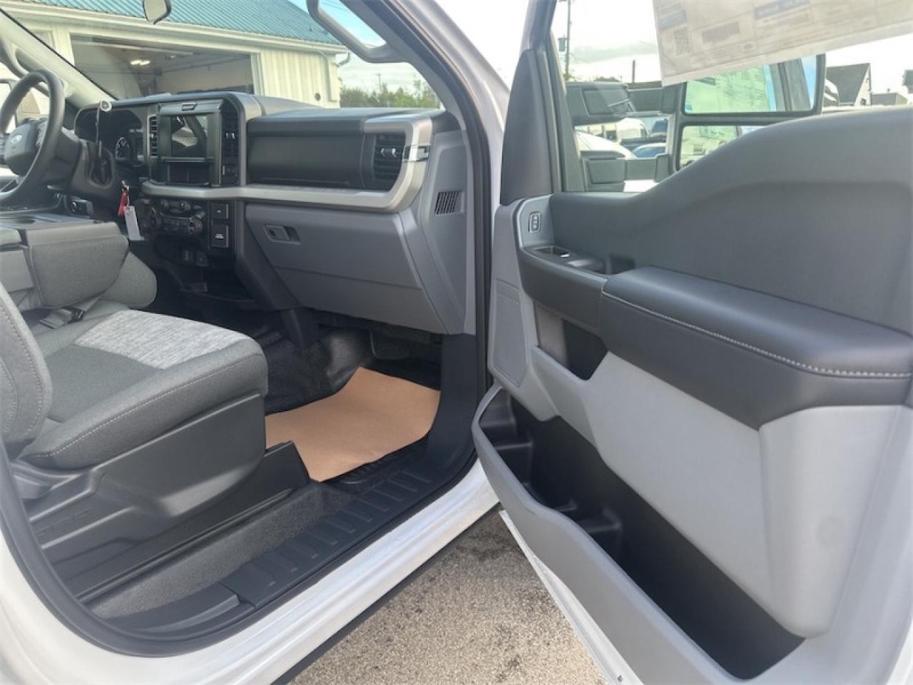 2026 Ford F-350 Super Duty XLT Photo5