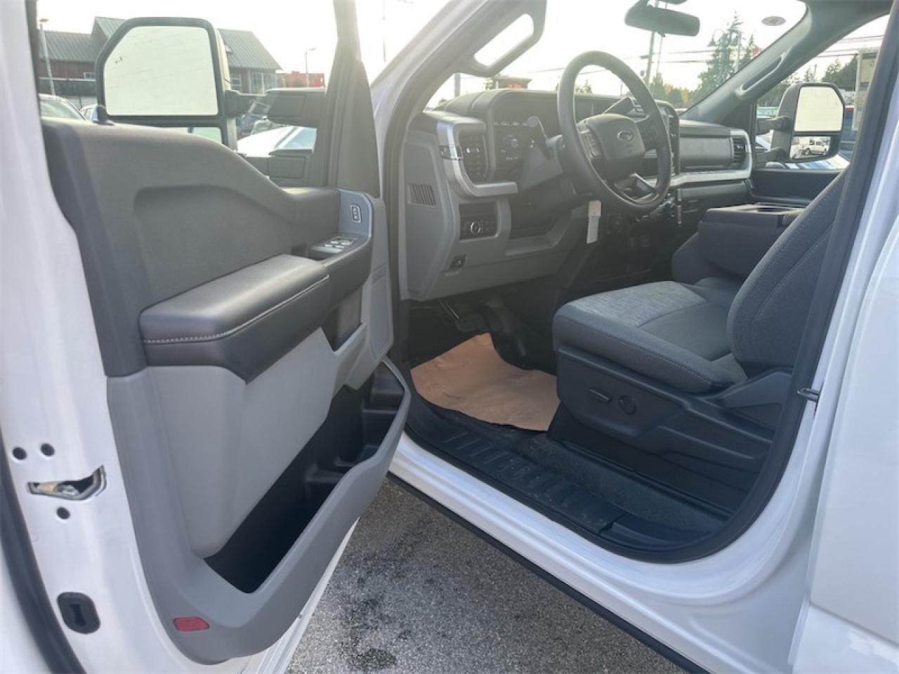 2026 Ford F-350 Super Duty XLT Photo5