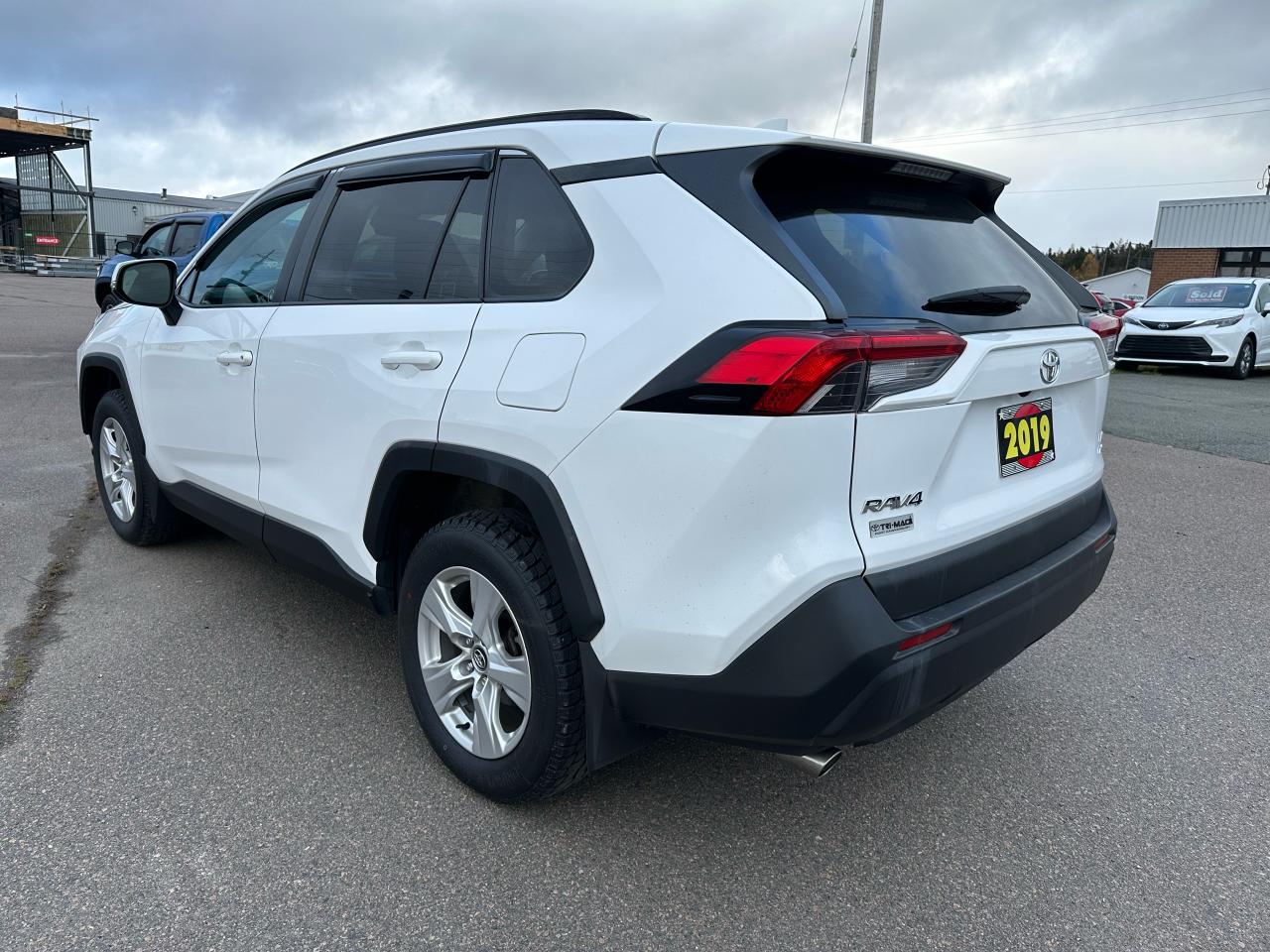 2019 Toyota RAV4 AWD LE Photo2