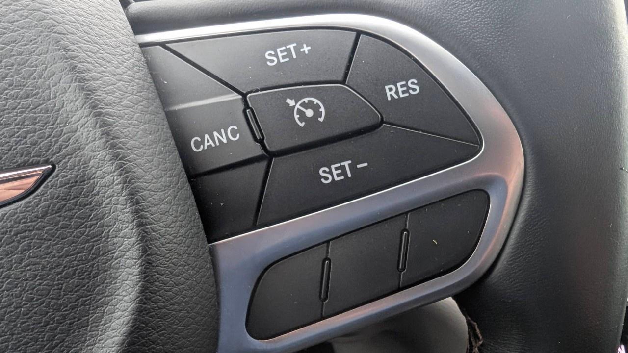 2017 Chrysler Pacifica 4dr Wgn Touring-L Photo