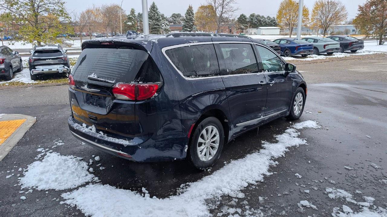 2017 Chrysler Pacifica 4dr Wgn Touring-L Photo4