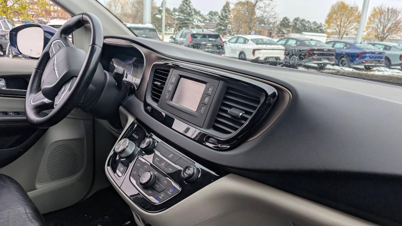 2017 Chrysler Pacifica 4dr Wgn Touring-L Photo