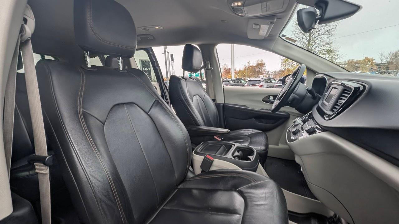 2017 Chrysler Pacifica 4dr Wgn Touring-L Photo