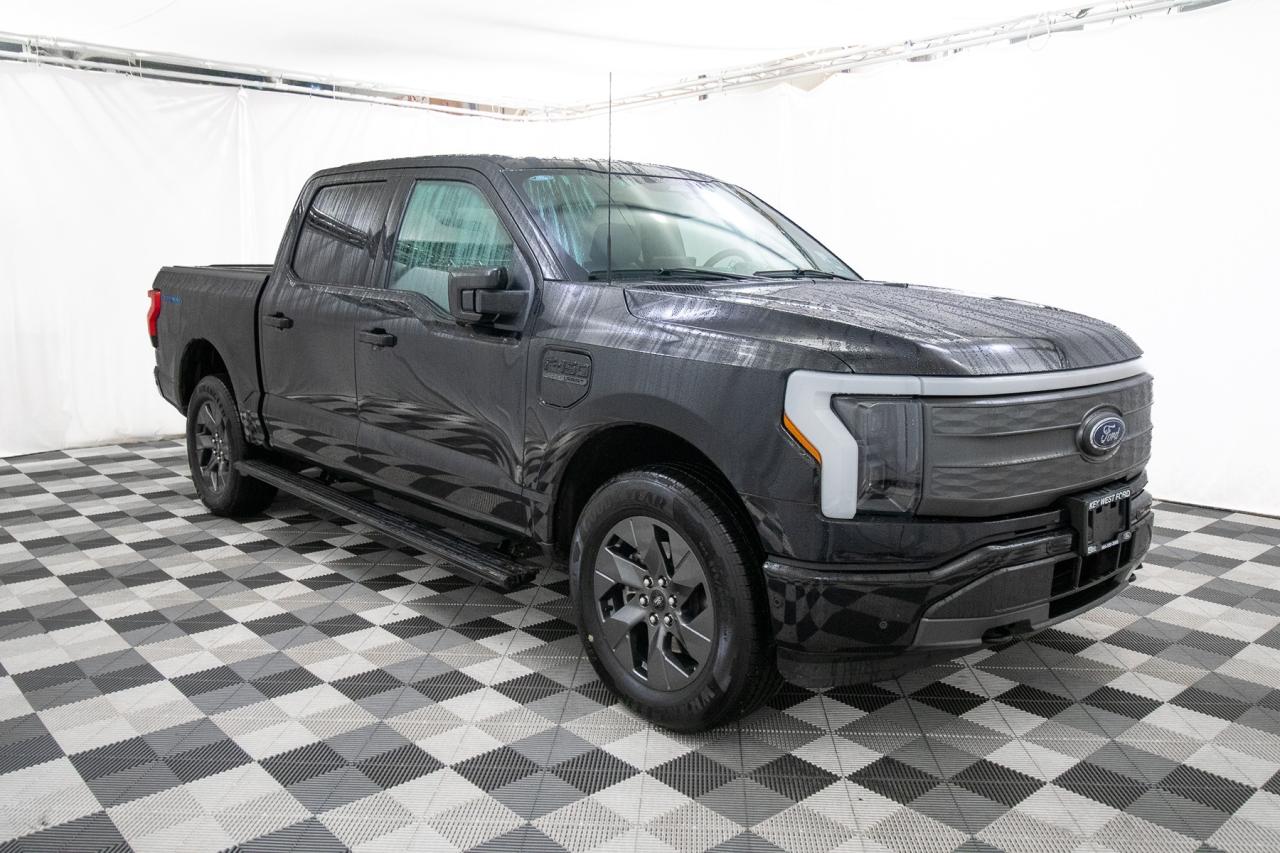 2023 Ford F-150 Lightning Lariat Extended Range 4WD SuperCrew 5.5' Photo4