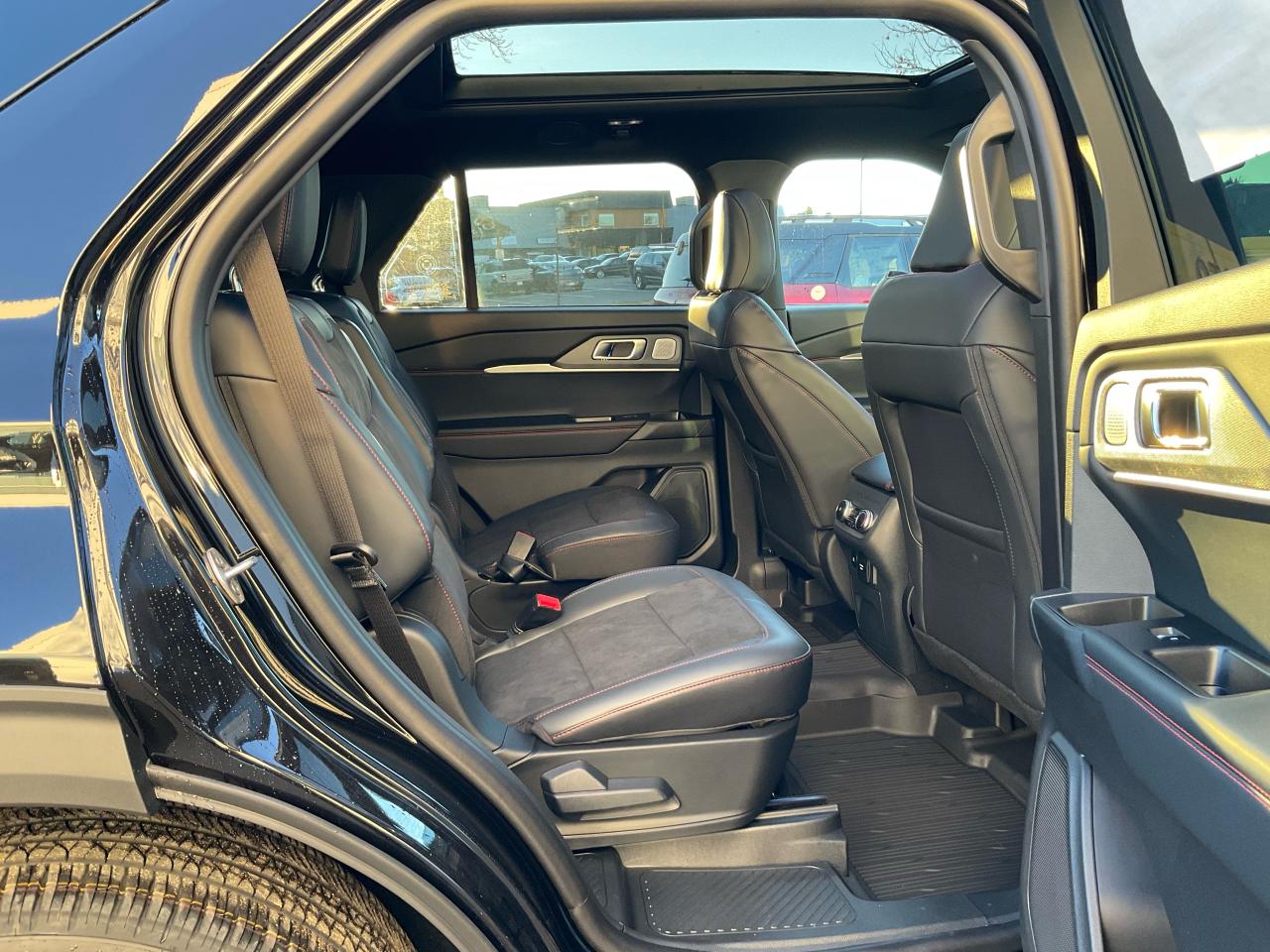 2026 Ford Explorer ST Photo5