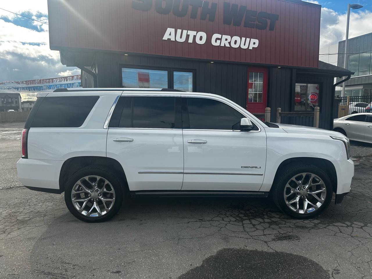 2019 GMC Yukon Denali - Photo #2