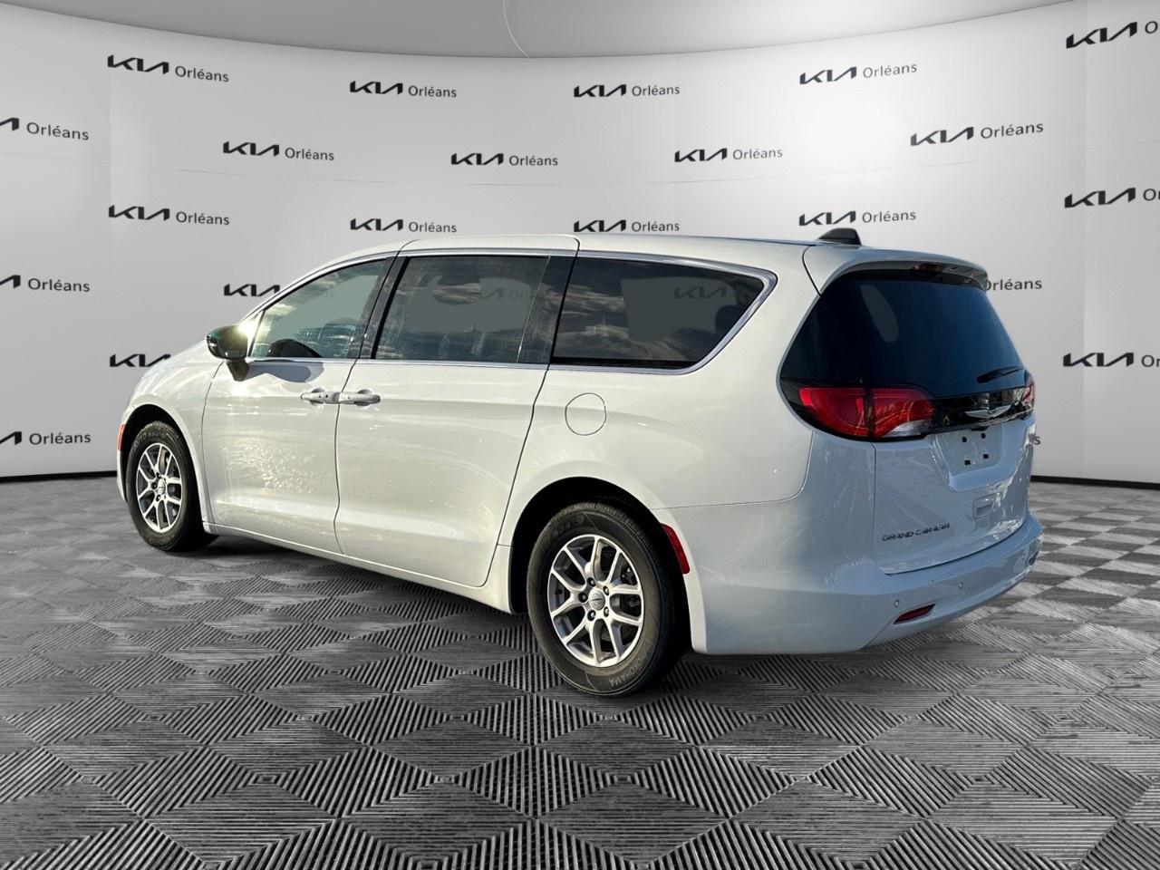 2024 Dodge Grand Caravan SXT 2WD Photo4